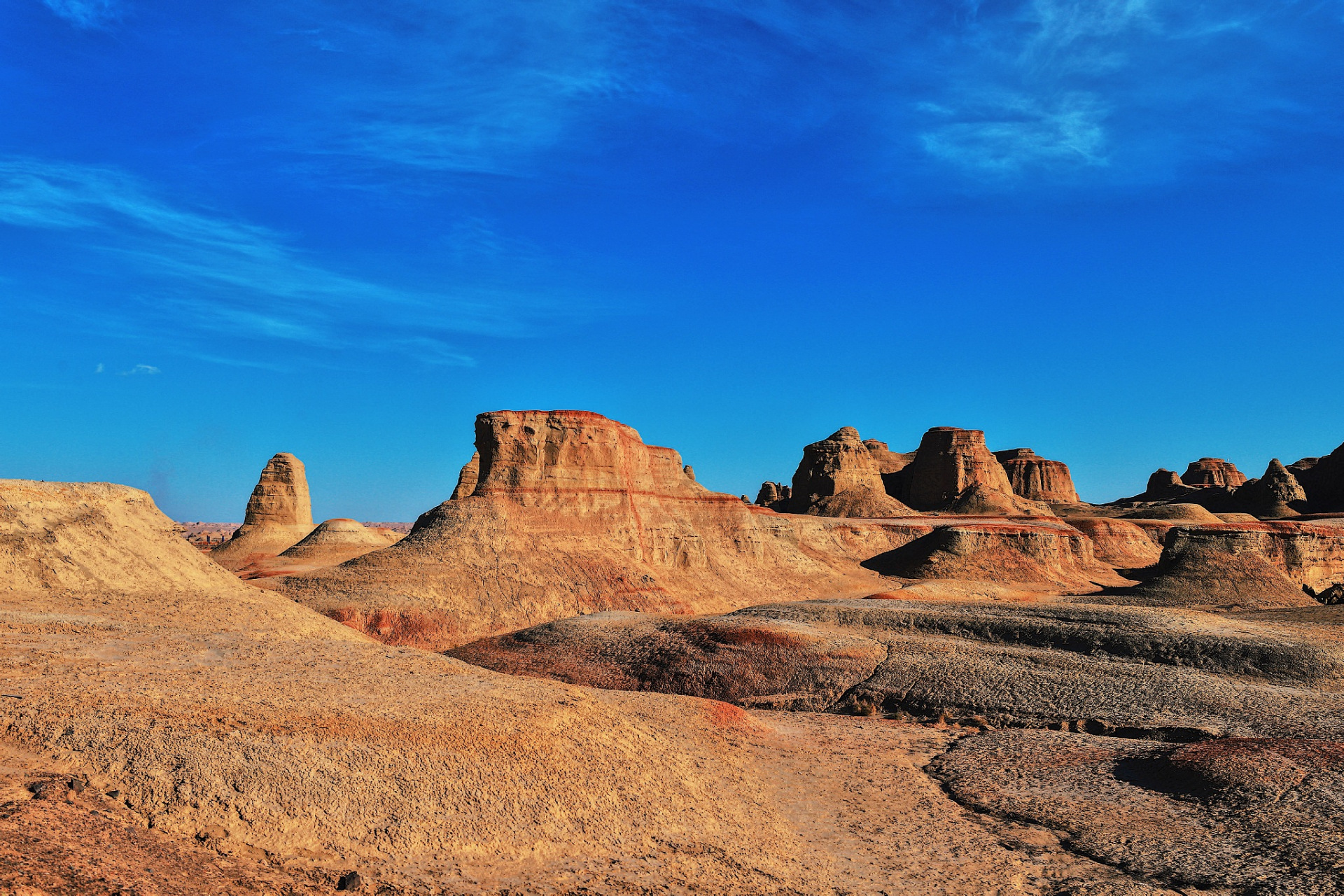 嬉行记# 敦煌雅丹魔鬼城是中国西北地区的一处奇特景观,其由来可上溯