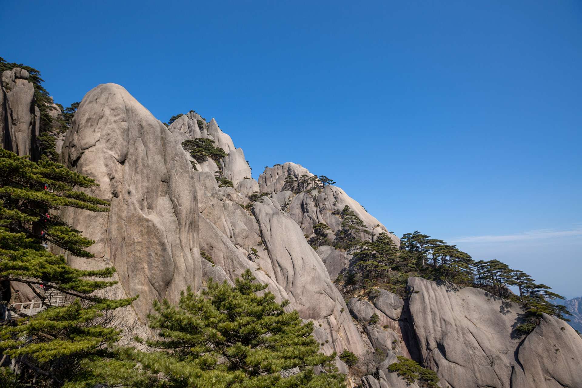 9015黄山,位于中国安徽省,是中国著名的风景名胜区之一,也是中国