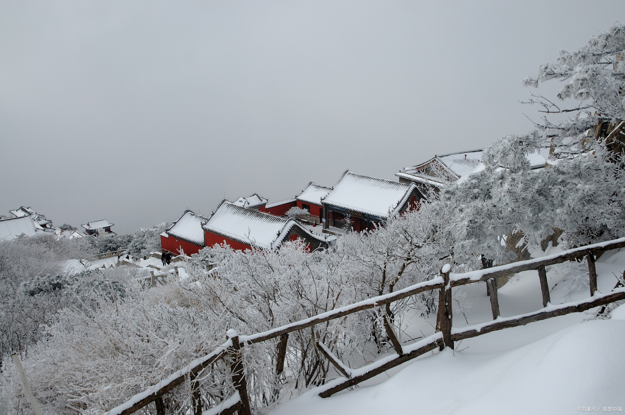 冬季的青城山,古寺掩映在雪景之中,红墙与白雪形成鲜明对比,更显庄严