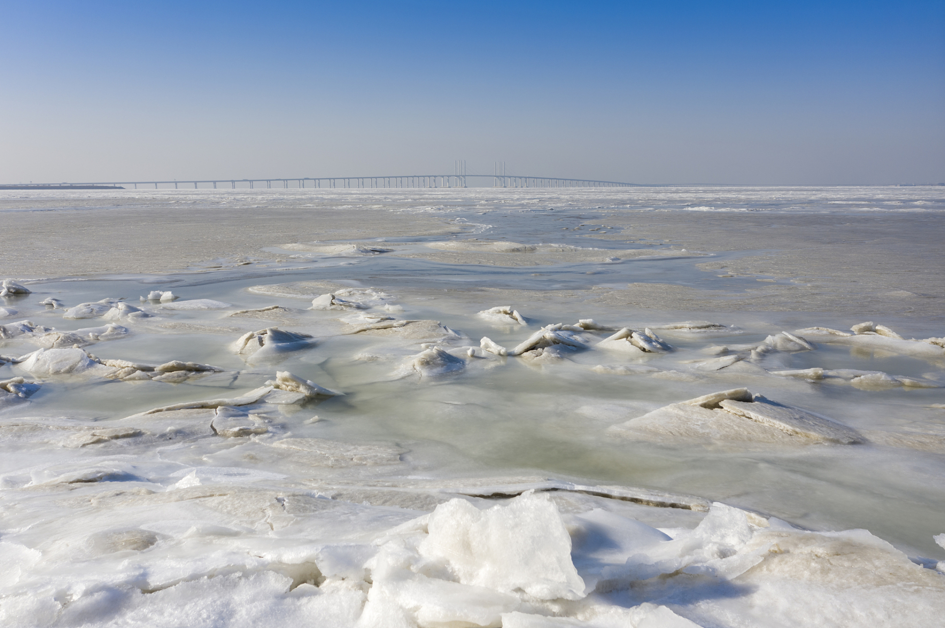 达里诺尔湖:位于内蒙古赤峰市的达里诺尔湖在冬季湖面封冻,呈现出壮丽