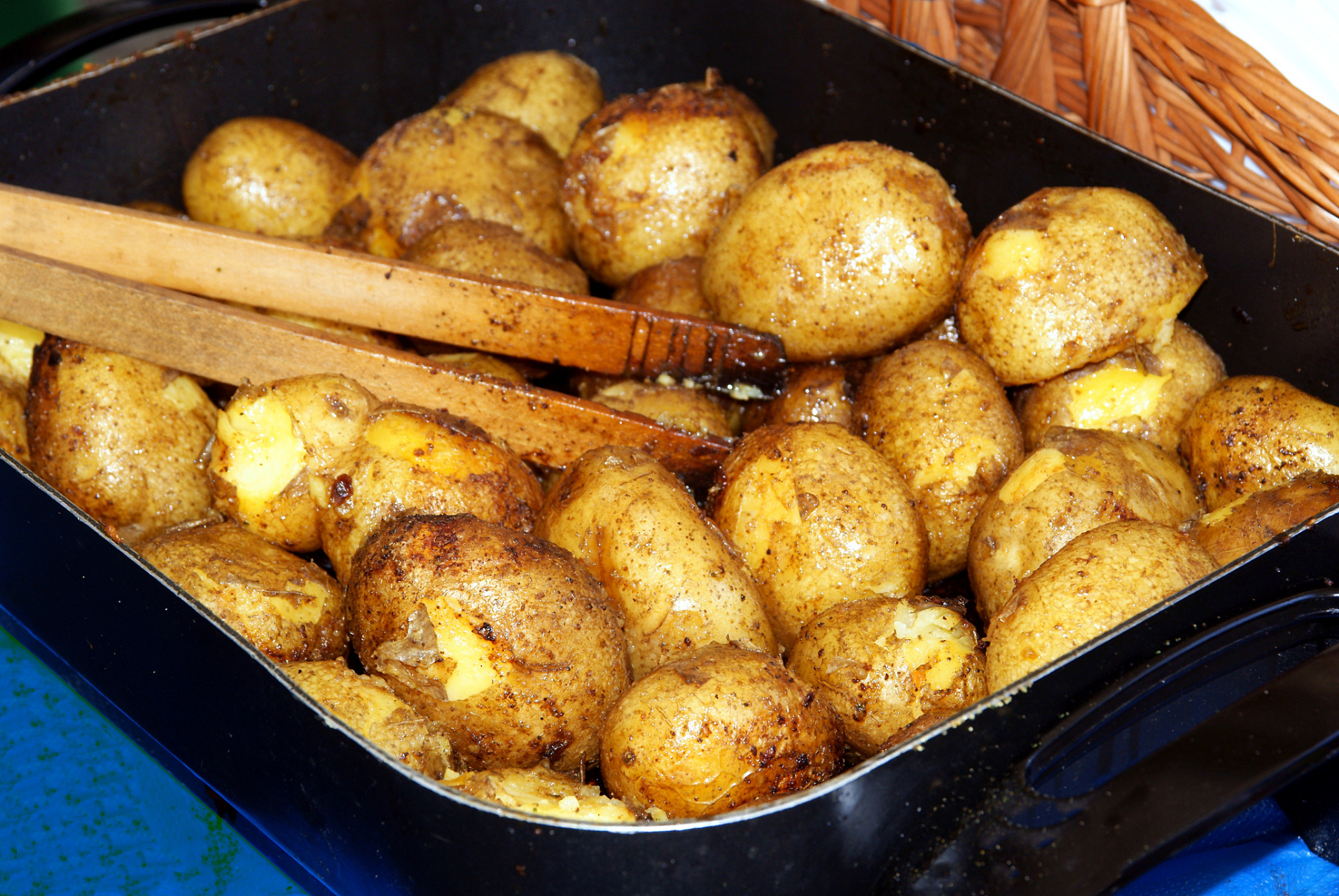 重庆冬天离不开锅巴洋芋,金黄酥脆的外皮,绵软的口感,是冬日温暖和