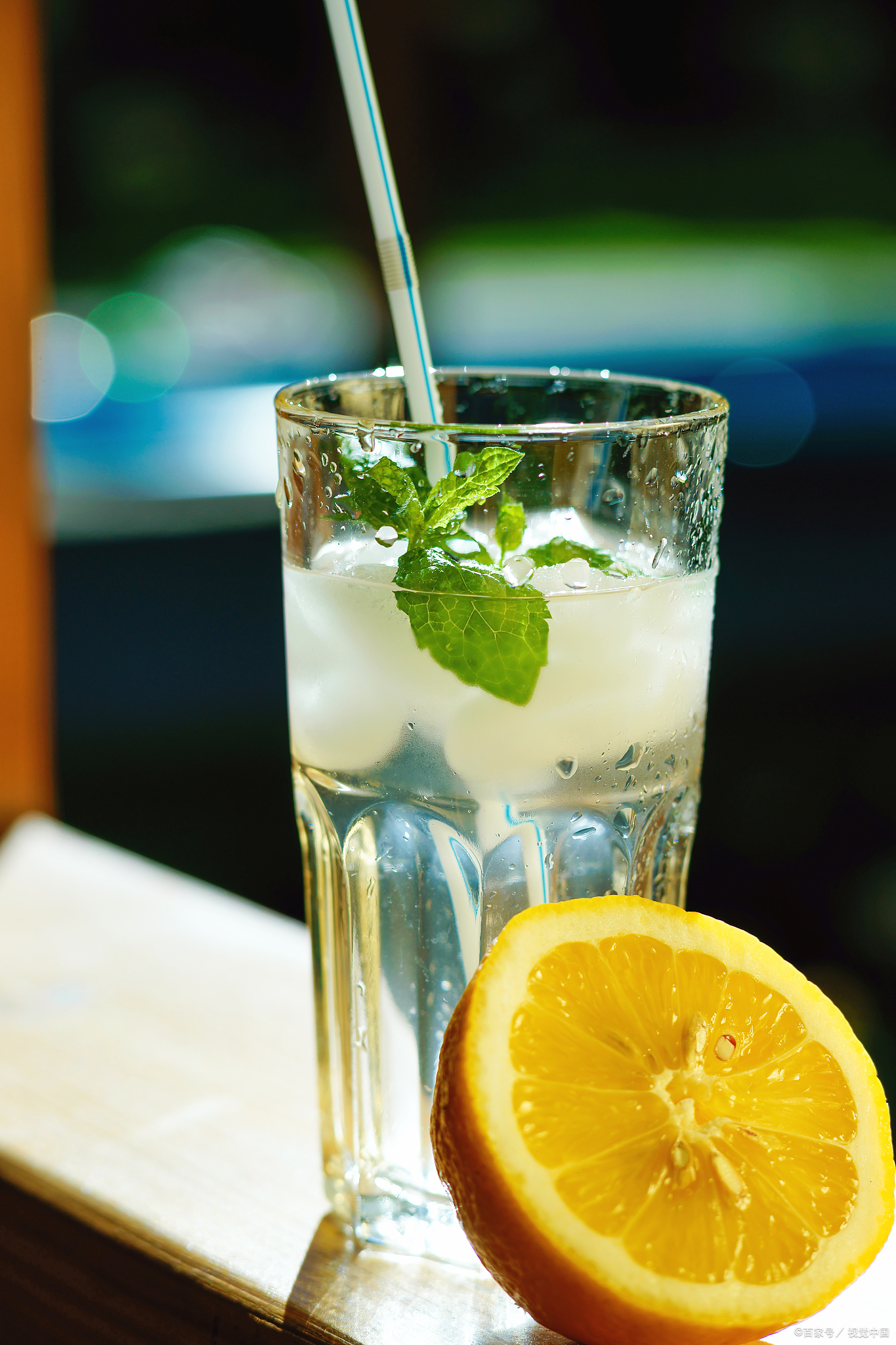 柠檬苏打水可是超棒的健康饮品!