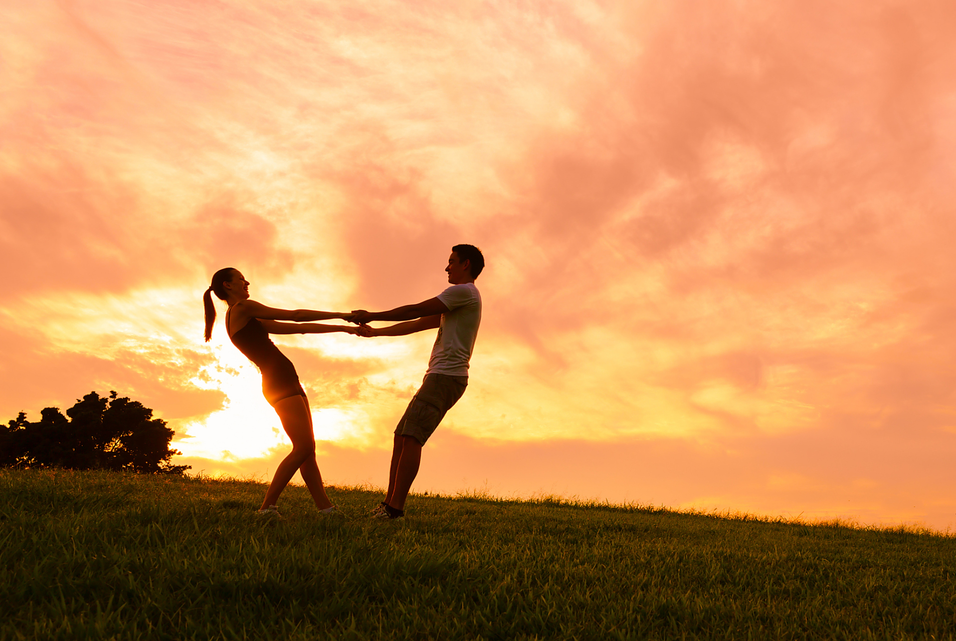 婚姻是两个相爱的人携手一生,合二为一,不分彼此,一荣俱荣.