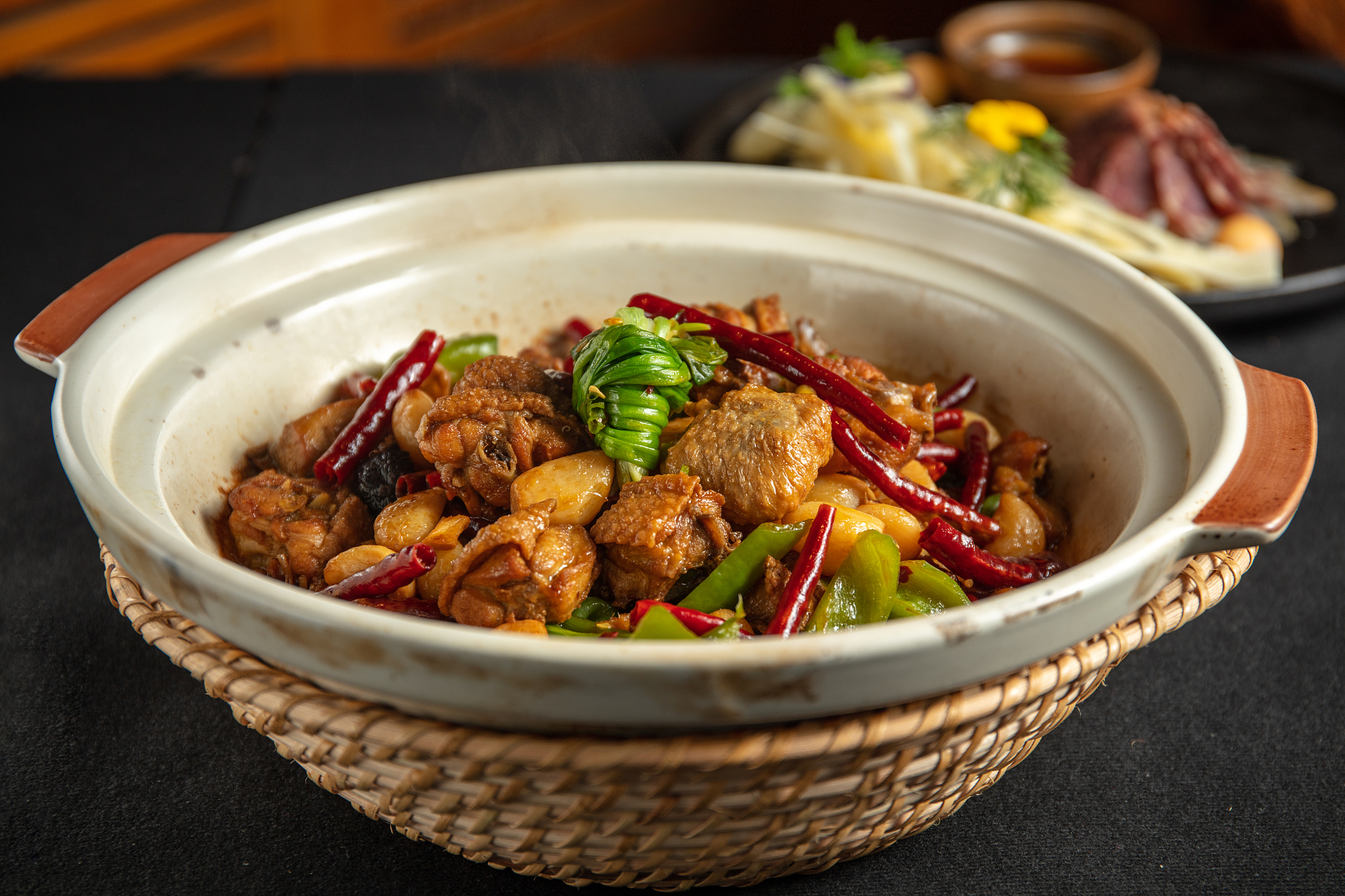 干锅鸡是川菜美食,麻辣干香,诱人可口.