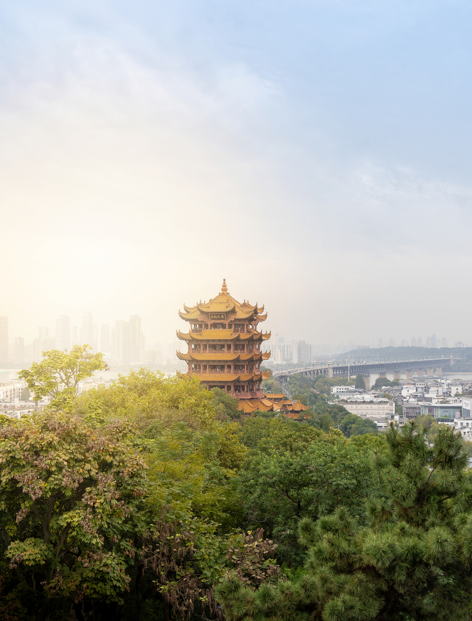 黄鹤楼,位于湖北省武汉市的标志性建筑,被誉为江城的骄傲.