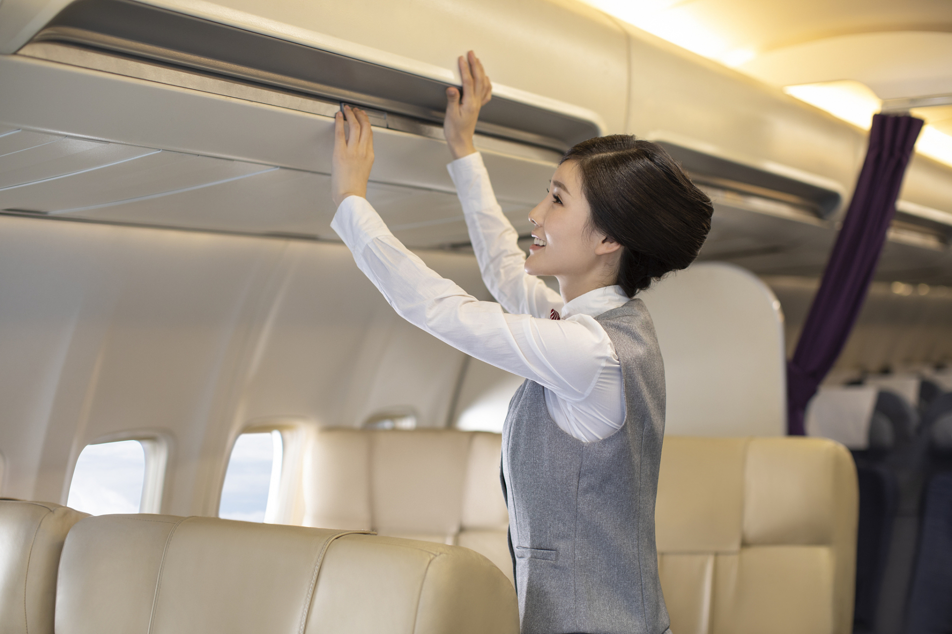 据说,欧美国家的空乘服务职业普遍是终身职业,空乘从年轻时做起,一直