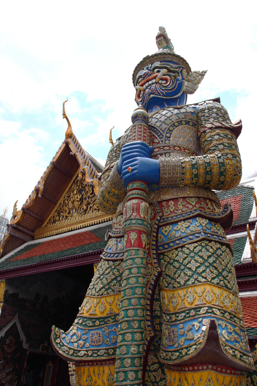 玉佛寺是位于宫内的皇家庙宇,寺中供奉着玉佛,是泰国最庄严的佛像