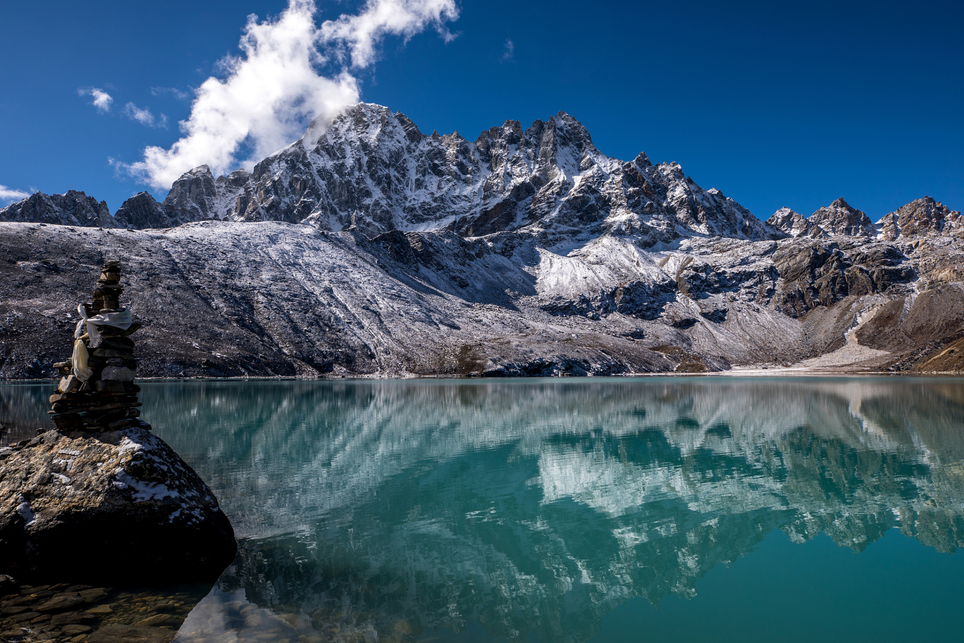 海螺沟位于四川省甘孜藏族自治州东南部,贡嘎山东坡,是青藏高原东缘的