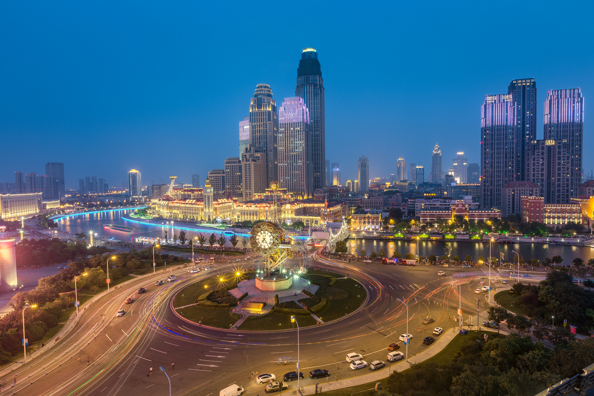 天津世纪钟广场位于天津市中心城区的海河畔,是一处集文化,艺术和休闲