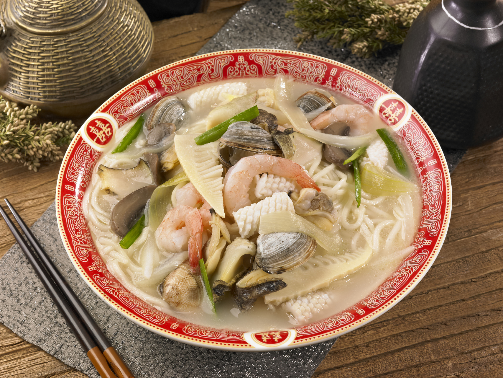 海鲜搭配主食,如白蟹炒年糕,黄鱼年糕(米鱼也可),这些在家也很容易做