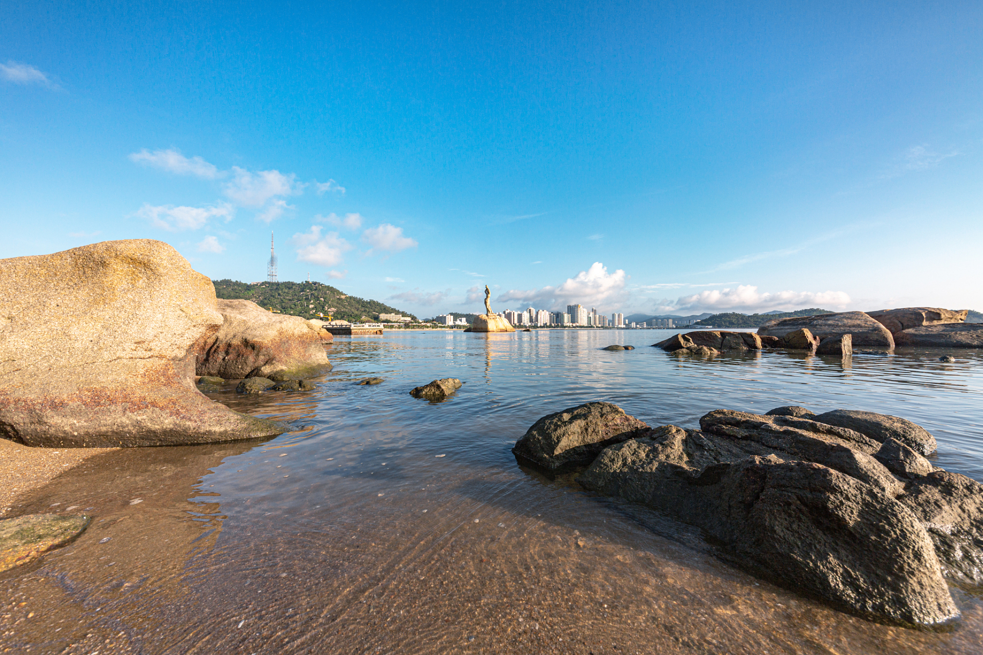 马尾岛位于广东阳江市海陵岛西南端,与闸坡镇山岭相连,海岸线曲折多湾