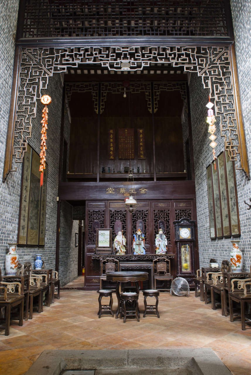 豫园是明代潘允端为孝敬父亲而建,寓意"平安安泰".