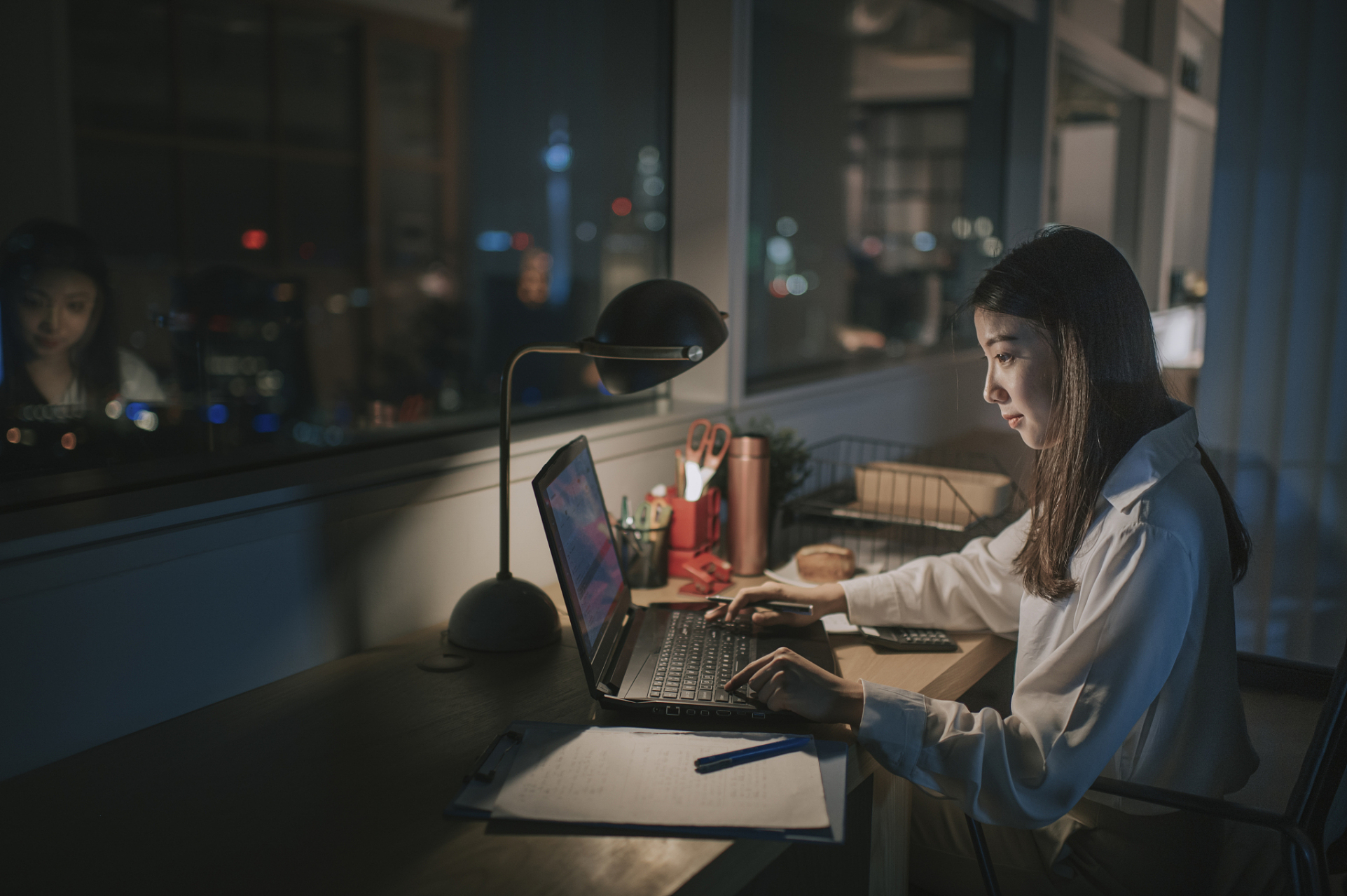 《深夜加班忆莺》  人影孤独灯影散, 时光流逝夜渐寒.