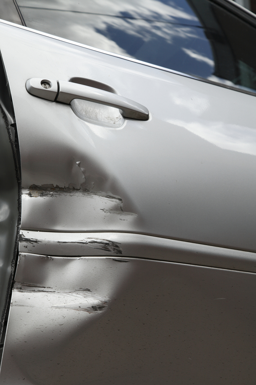 这名熟人多次划伤该男子的车辆,只因眼红他的新财富