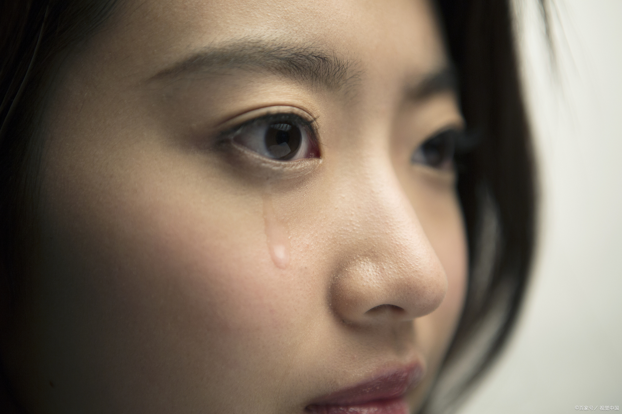 多后回来时,竟得知父母将房子交给自己的哥哥并变卖了,女子欲哭无泪