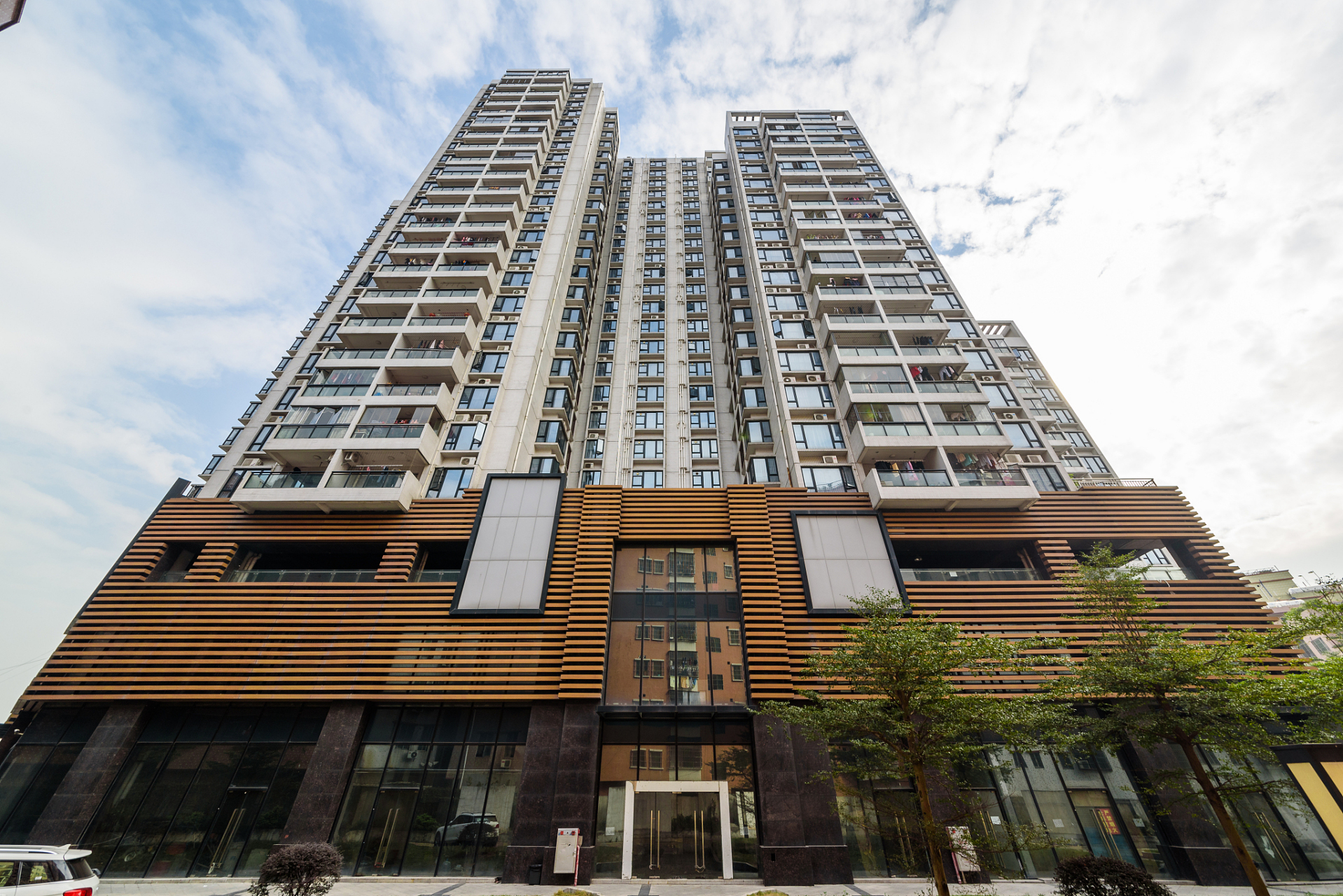 华丰大厦作为小产权房,具有均价7200元/平方米的竞争优势,开发商推出