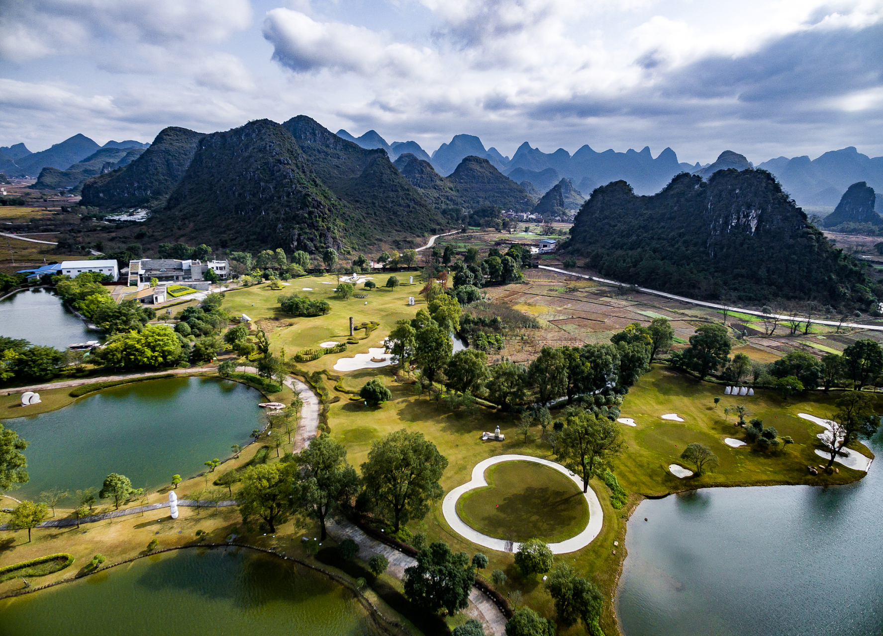 鹿寨县,隶属广西柳州市,位于广西中部,地处桂中腹地,总面积2974