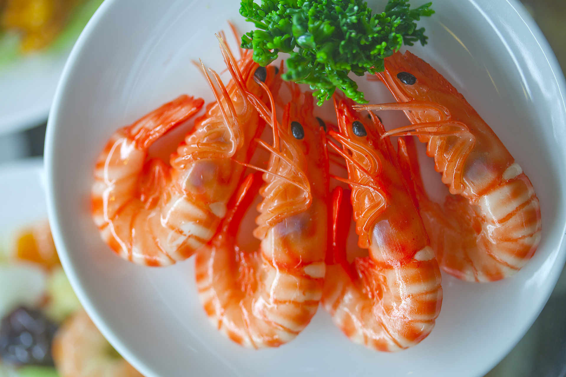 白灼虾是广州人最喜欢的一道菜,白灼的意思就是把原汁原味的鲜虾直接