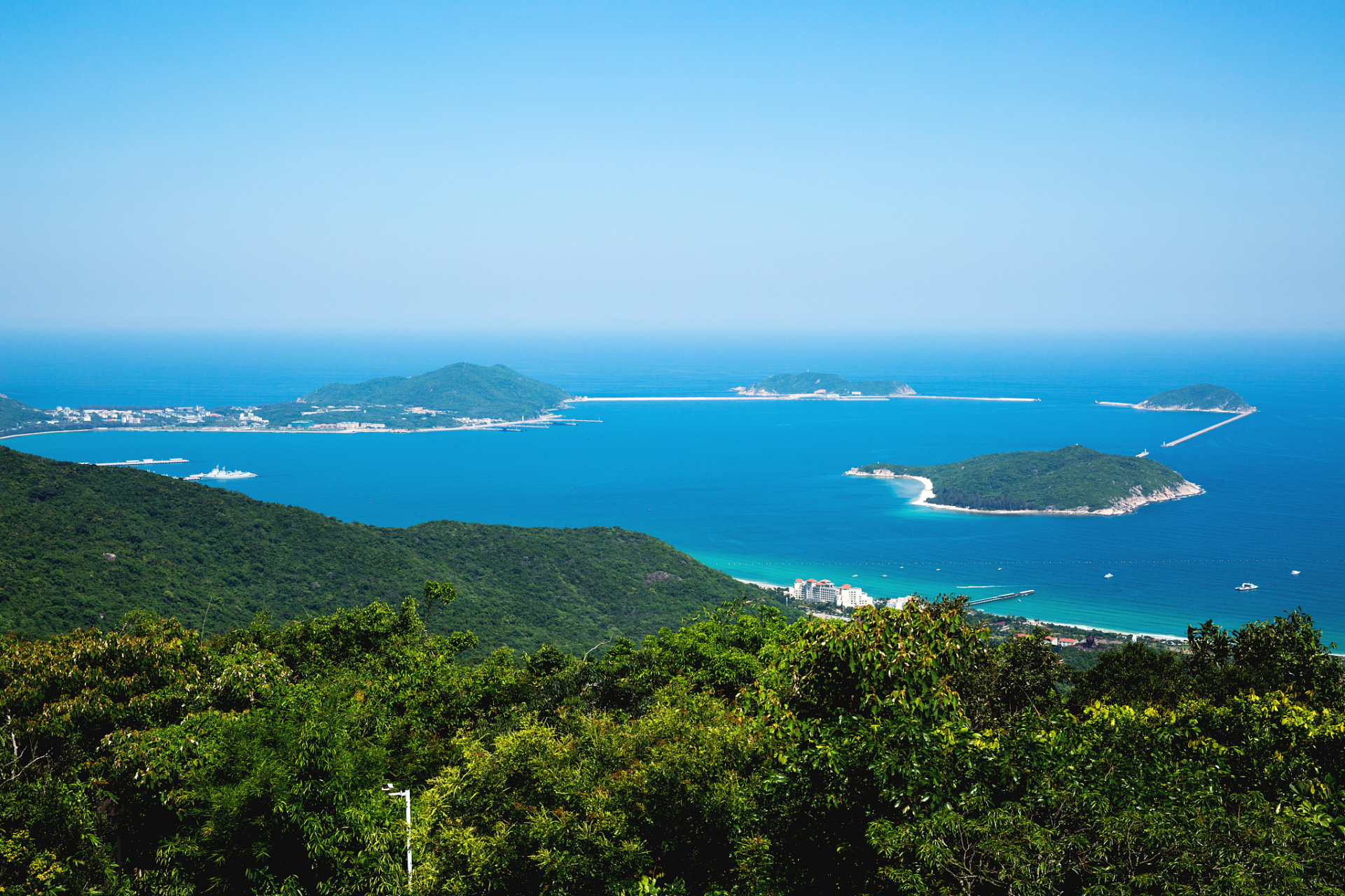 嬉行记# 在中国著名旅游胜地三亚,有一片绝美的海湾,它就是亚龙湾.