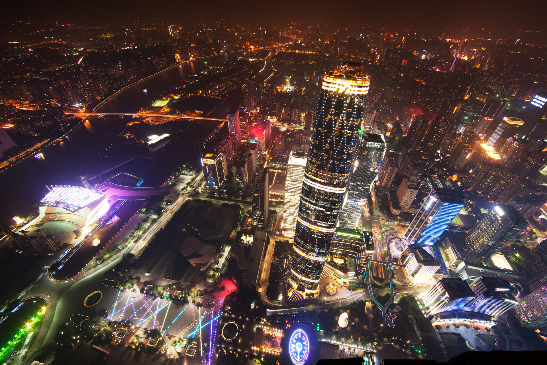 广州夜景迷人,珠江夜游,广州塔,海心沙和白云山都是不容错过的景点.