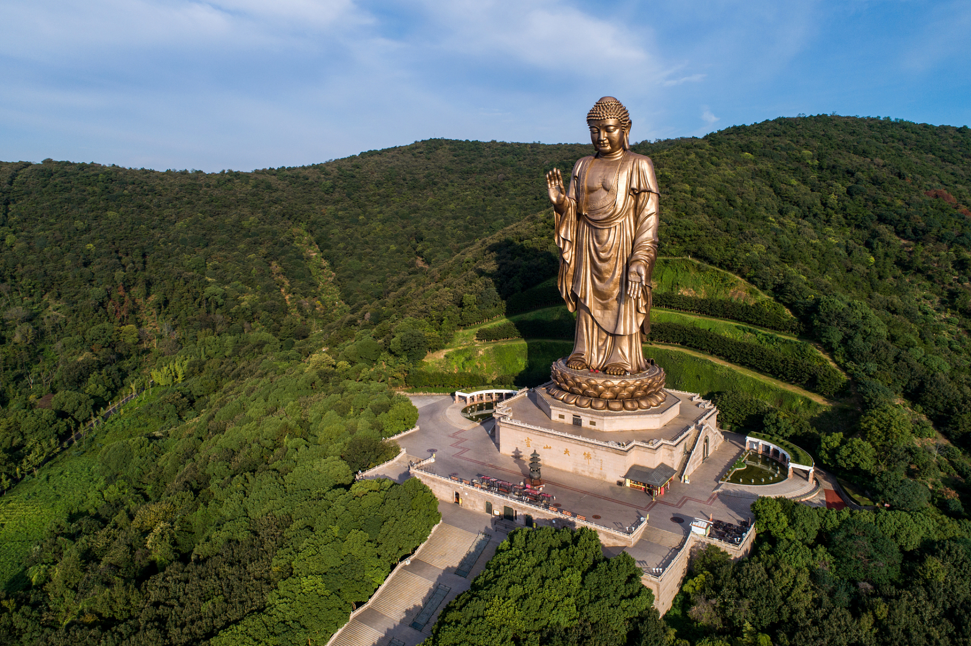 佛体坐落于无锡马山秦履峰南侧,1997年11月15日落成开光