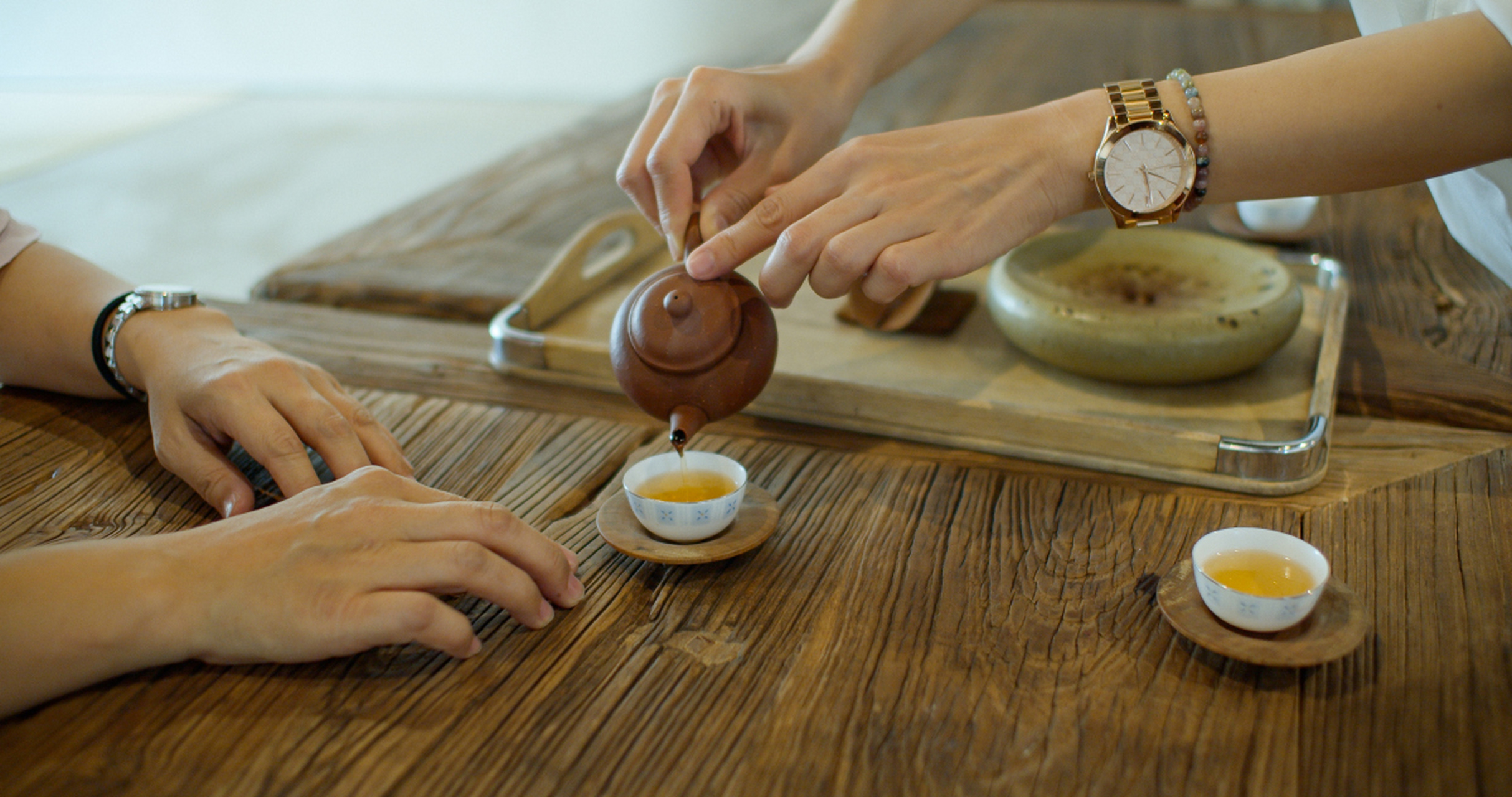 续茶礼仪 为客人端上第一杯茶时,通常不宜斟的过满.