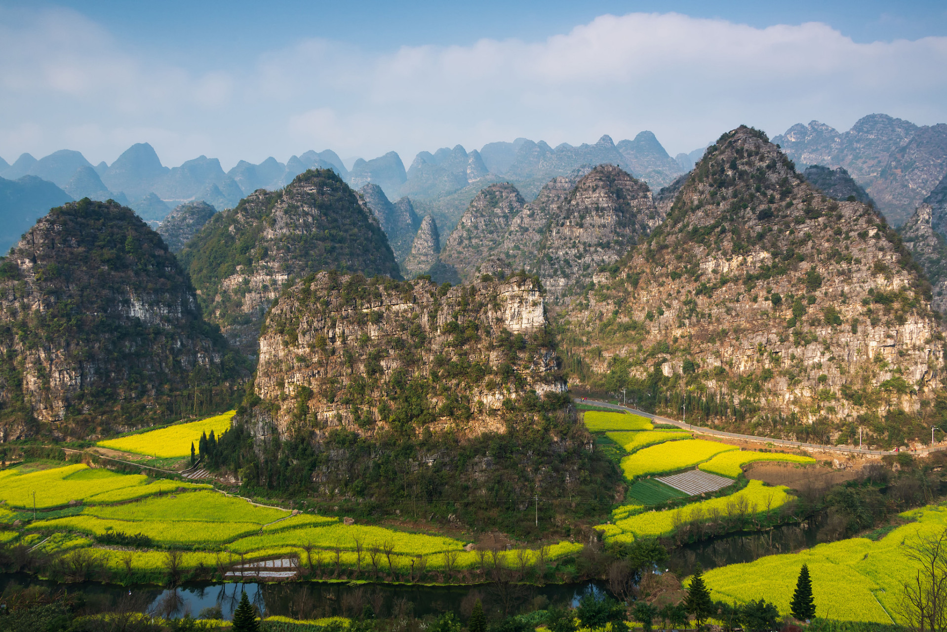 万峰林景区,位于贵州省兴义市东南部,气势宏大壮阔,山峰形态奇特,整体