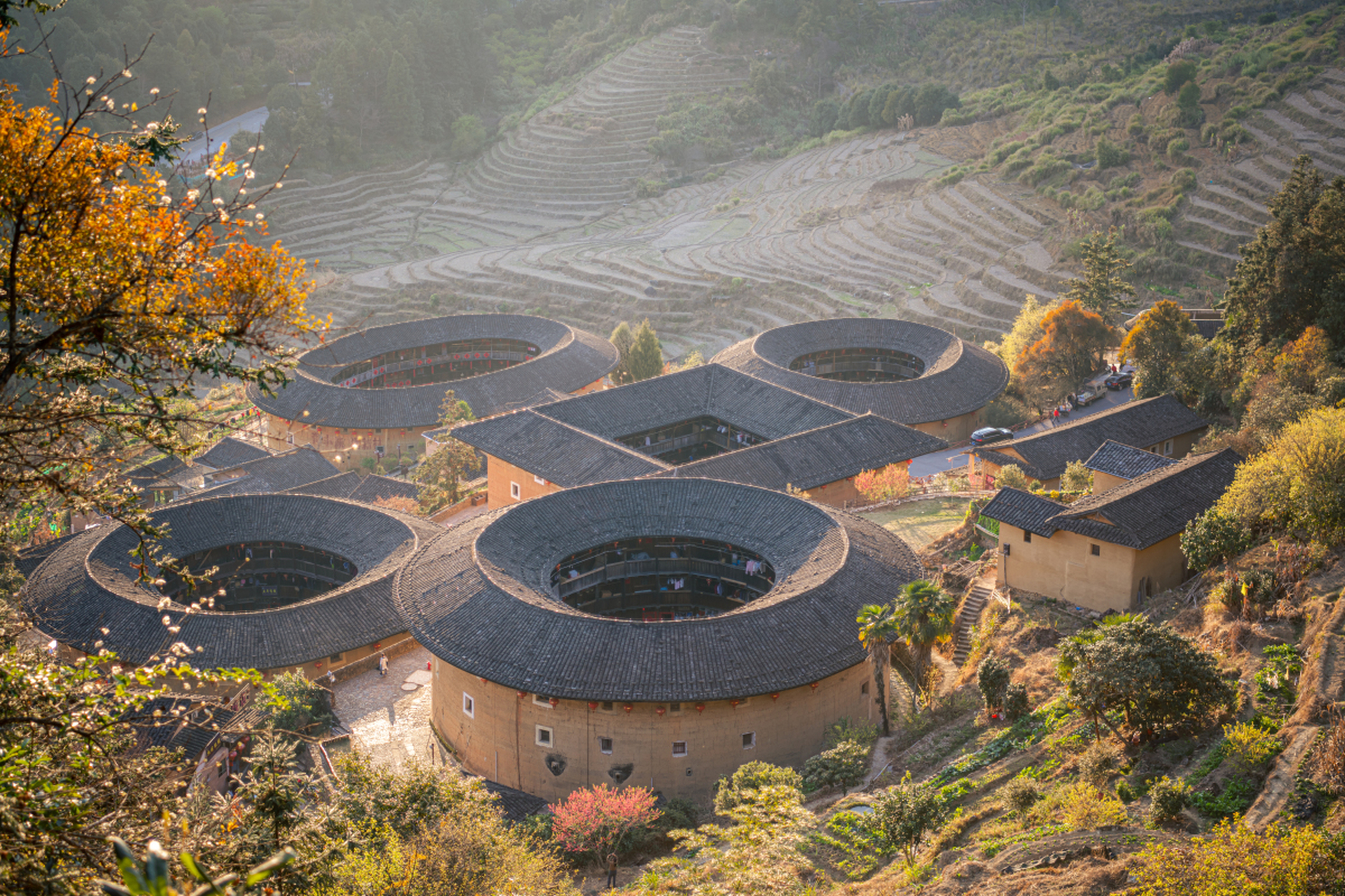 元旦假期福建旅游必去的两个景点是福建土楼南靖景区和武夷山风景名胜