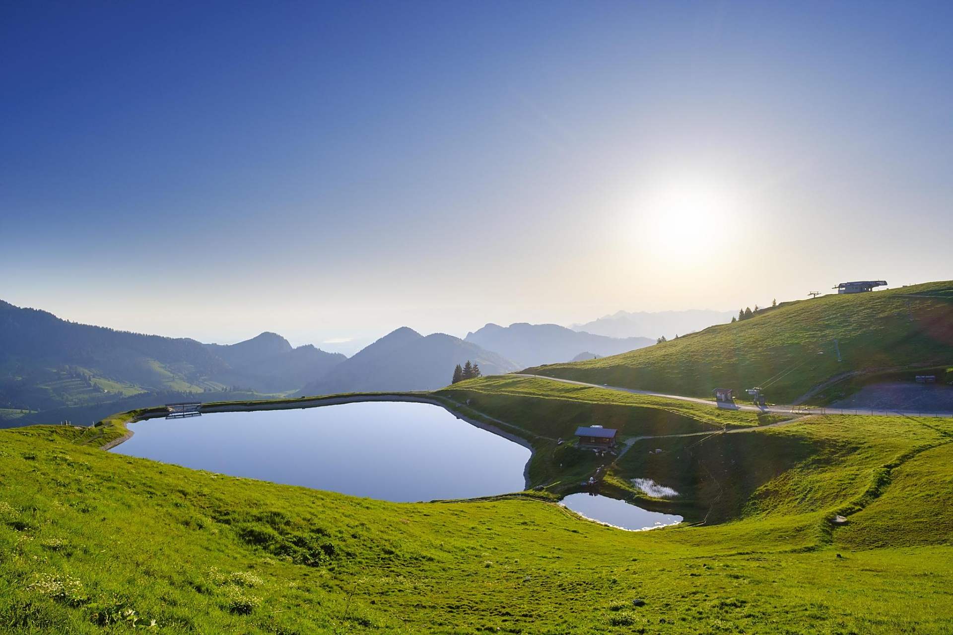 仰天湖草原风景旅游区位于南岭北麓骑田岭山系之巅中枢地段(湖南郴州