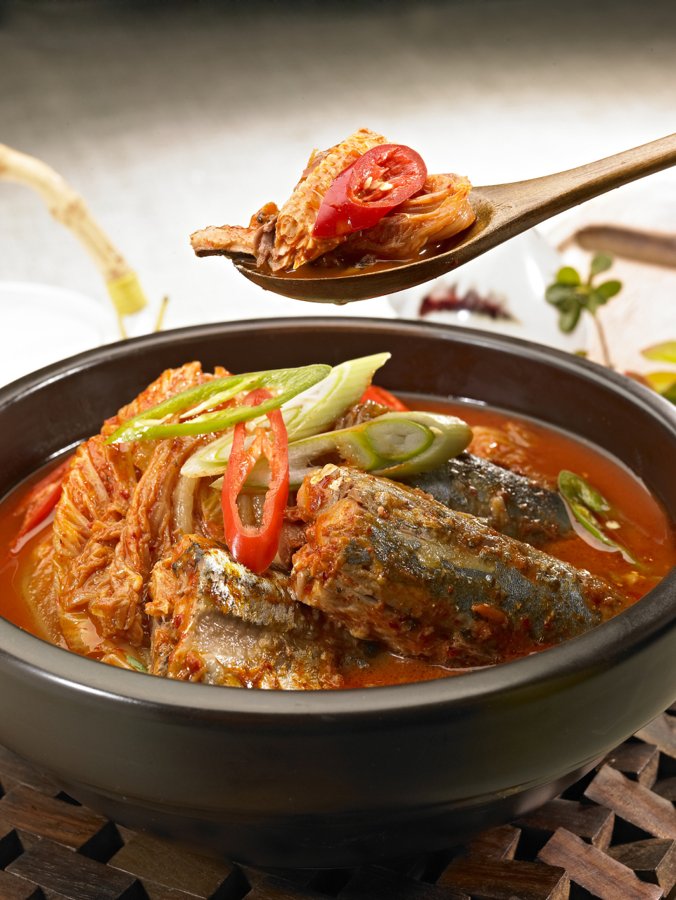 红烧昂刺鱼是一道美味的家常菜,制作步骤包括去鳞,内脏洗净,切块备用