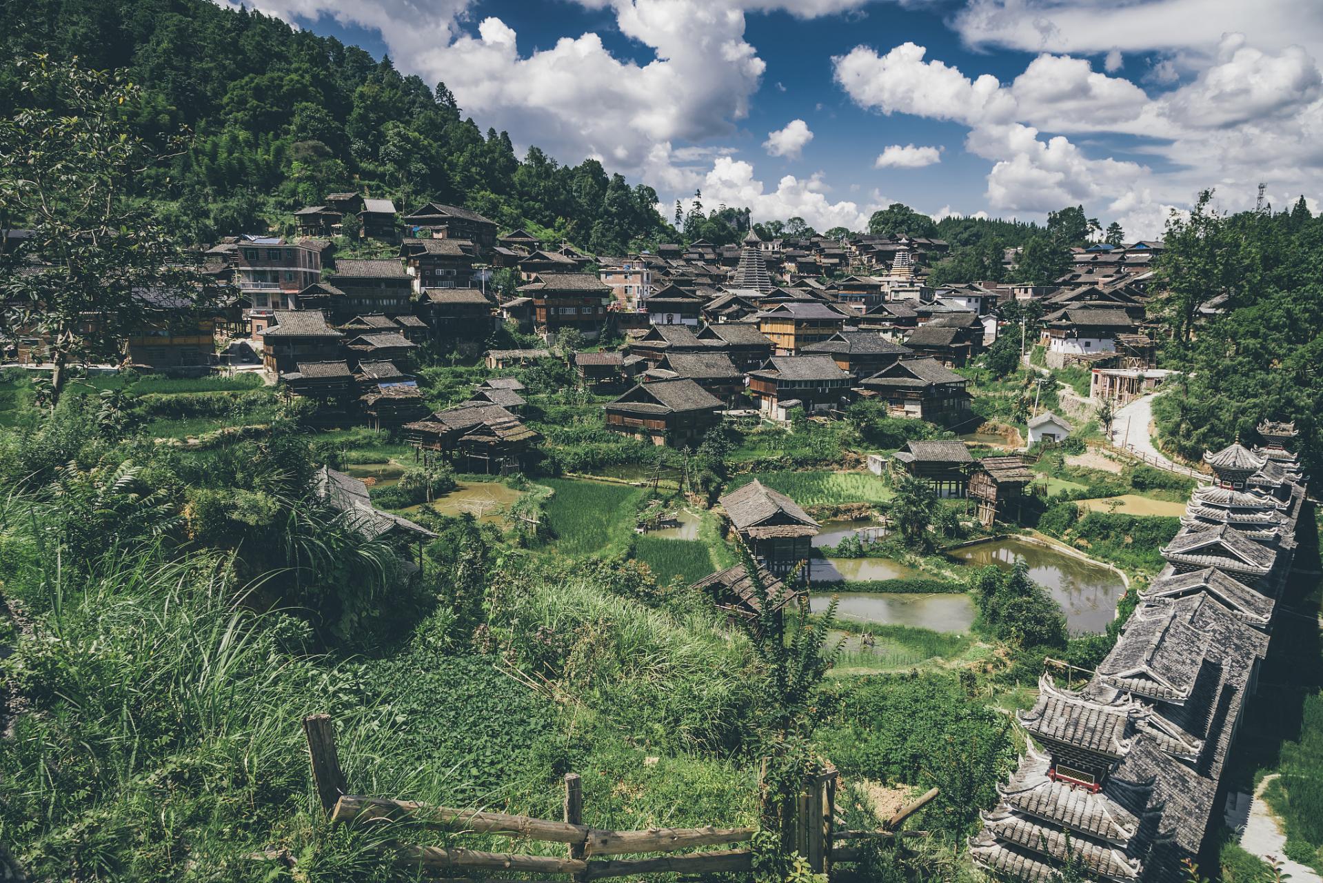 郎德苗寨,一个原汁原味的苗族村落,这里的风景和人文环境让人流连忘返