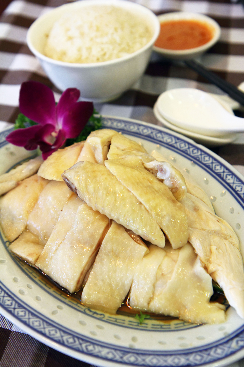 白切鸡是一道广受欢迎的中式菜肴,其口感鲜嫩滑爽.
