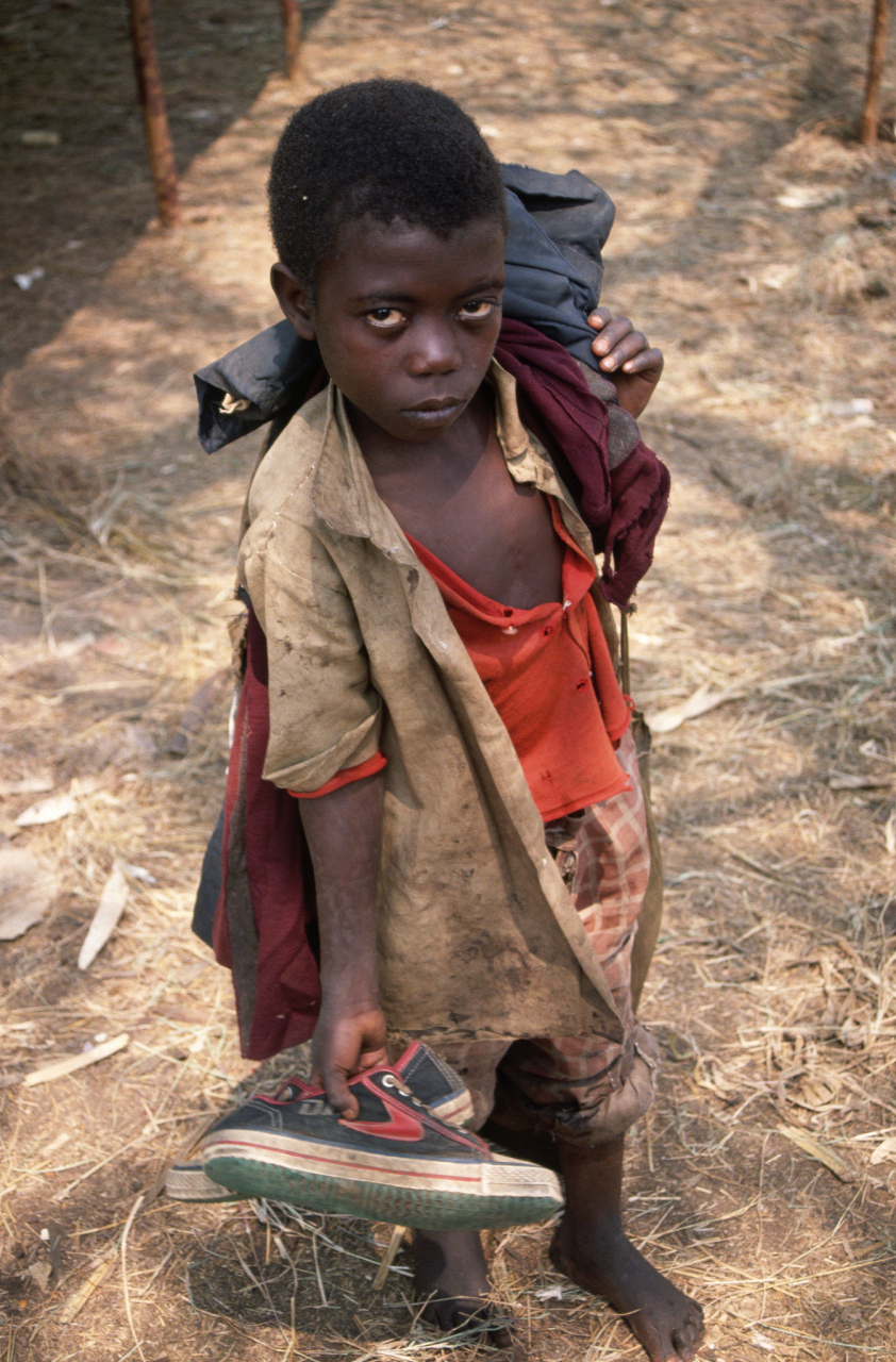 婶子吃的很胖,孩子面黄肌瘦营养不良  你有没有见过那种只顾自己享受