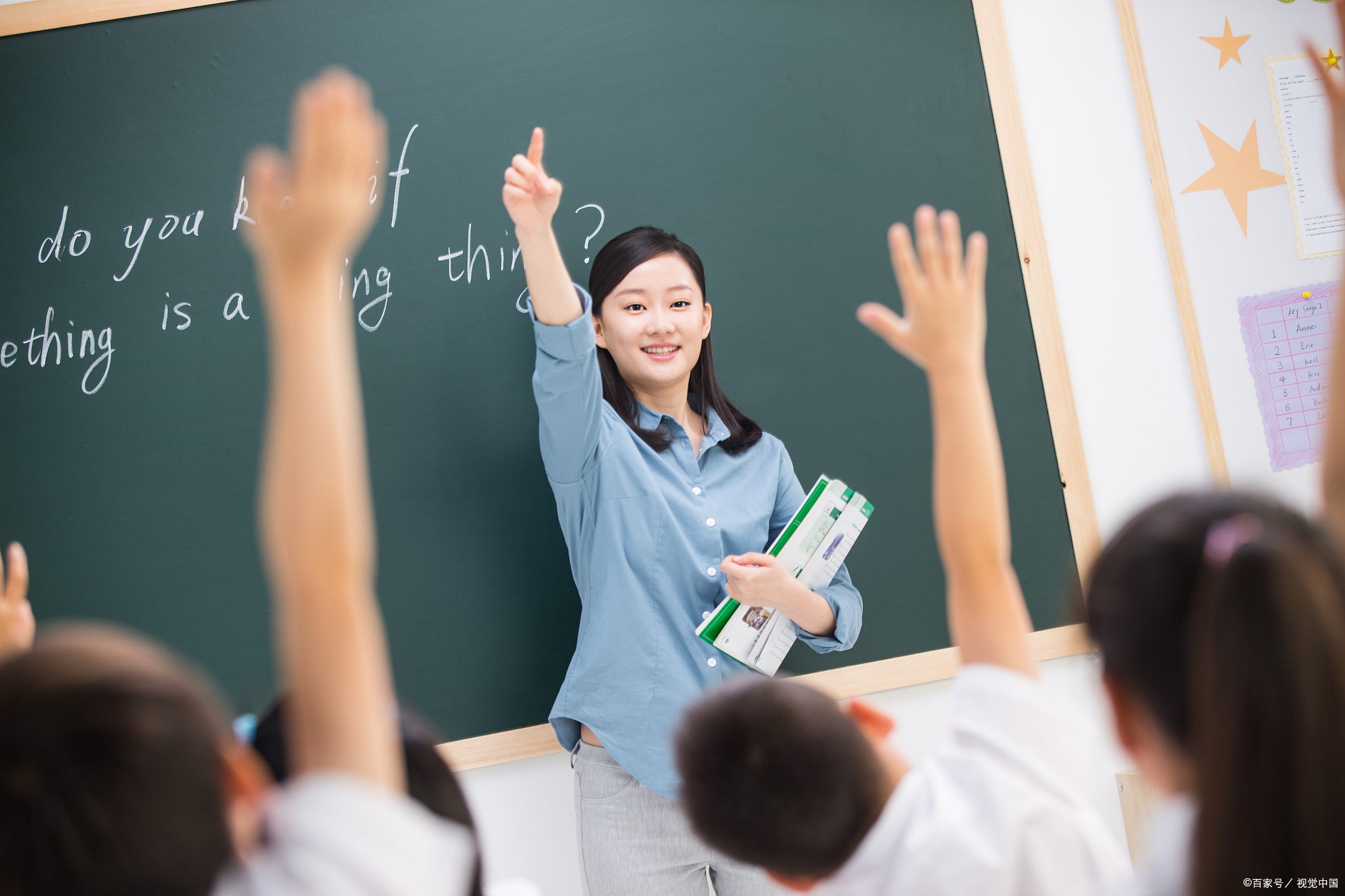 11月17日,因给爱说话的学生戴"小蜜蜂"扬声器走红的老师发视频称已