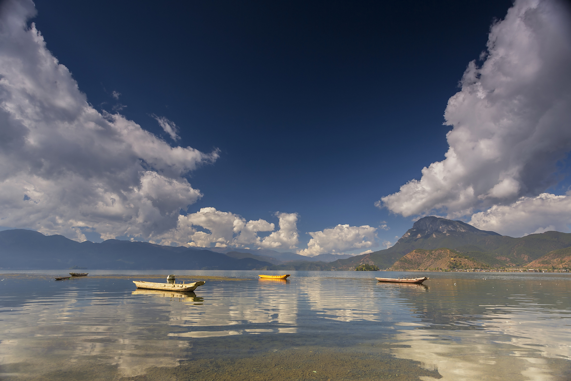 苍山洱海是大理的自然风光胜地,拥有四季不同的美景.
