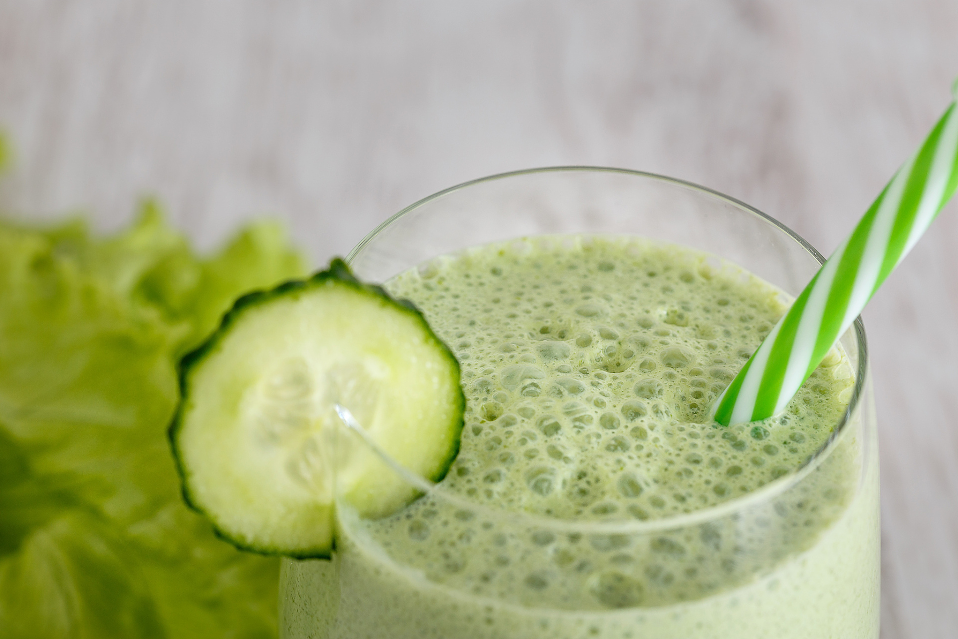 美白养颜:苦瓜牛奶汁含有丰富的维生素c,适当饮用有助于提高体内