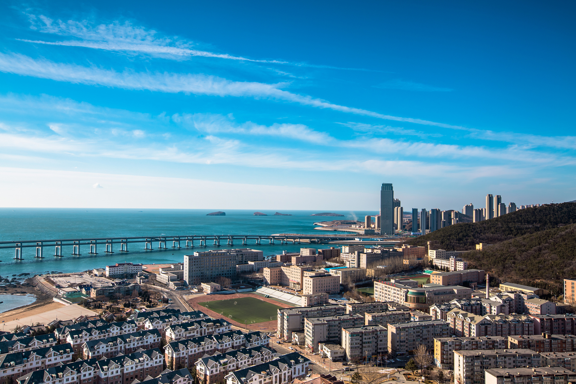 镜头里的春天# 随着春风的轻抚,大连这座美丽的海滨城市焕发出勃勃