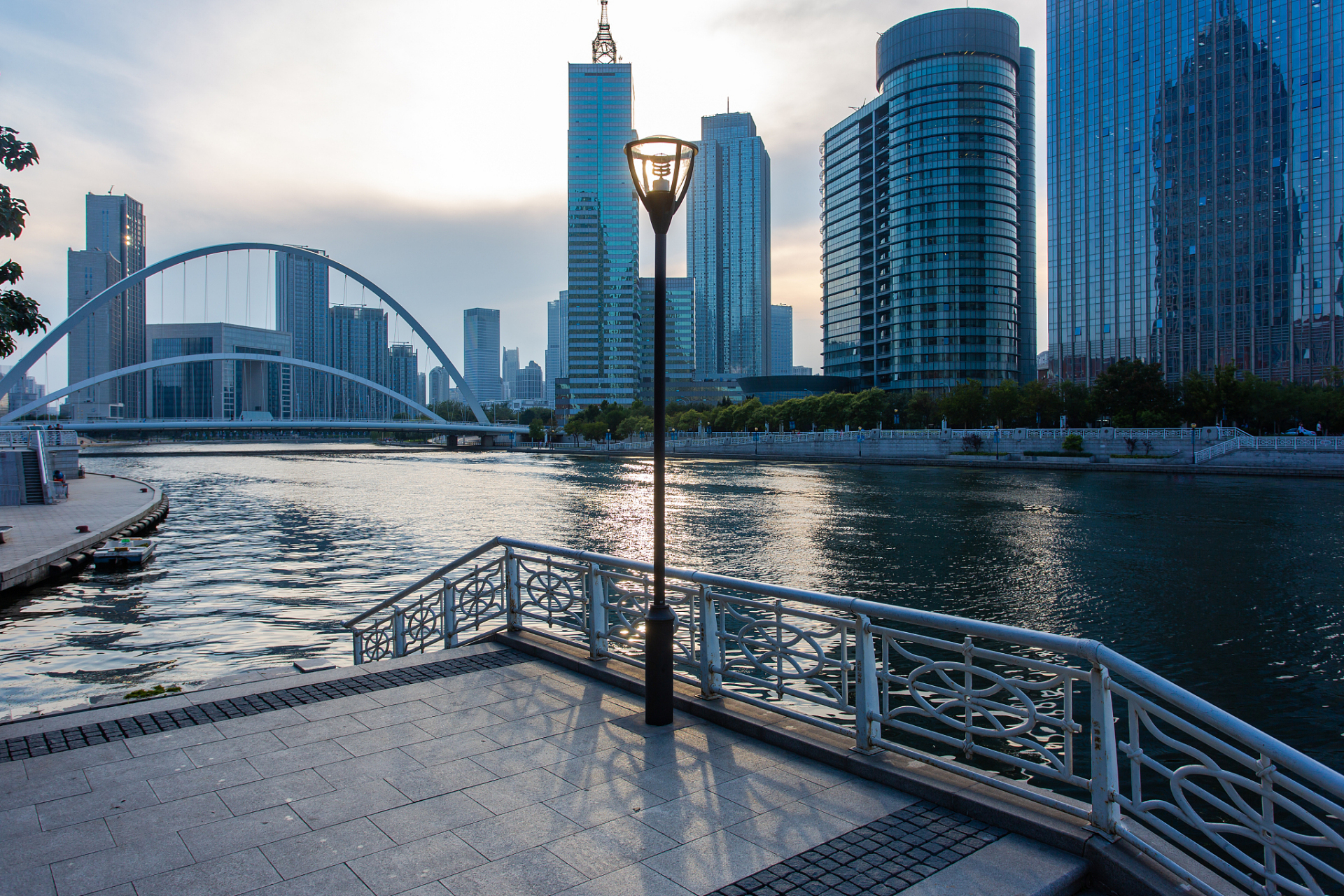 天津站海河广场是天津市的一个重要城市公共空间,也是一处集文化,艺术