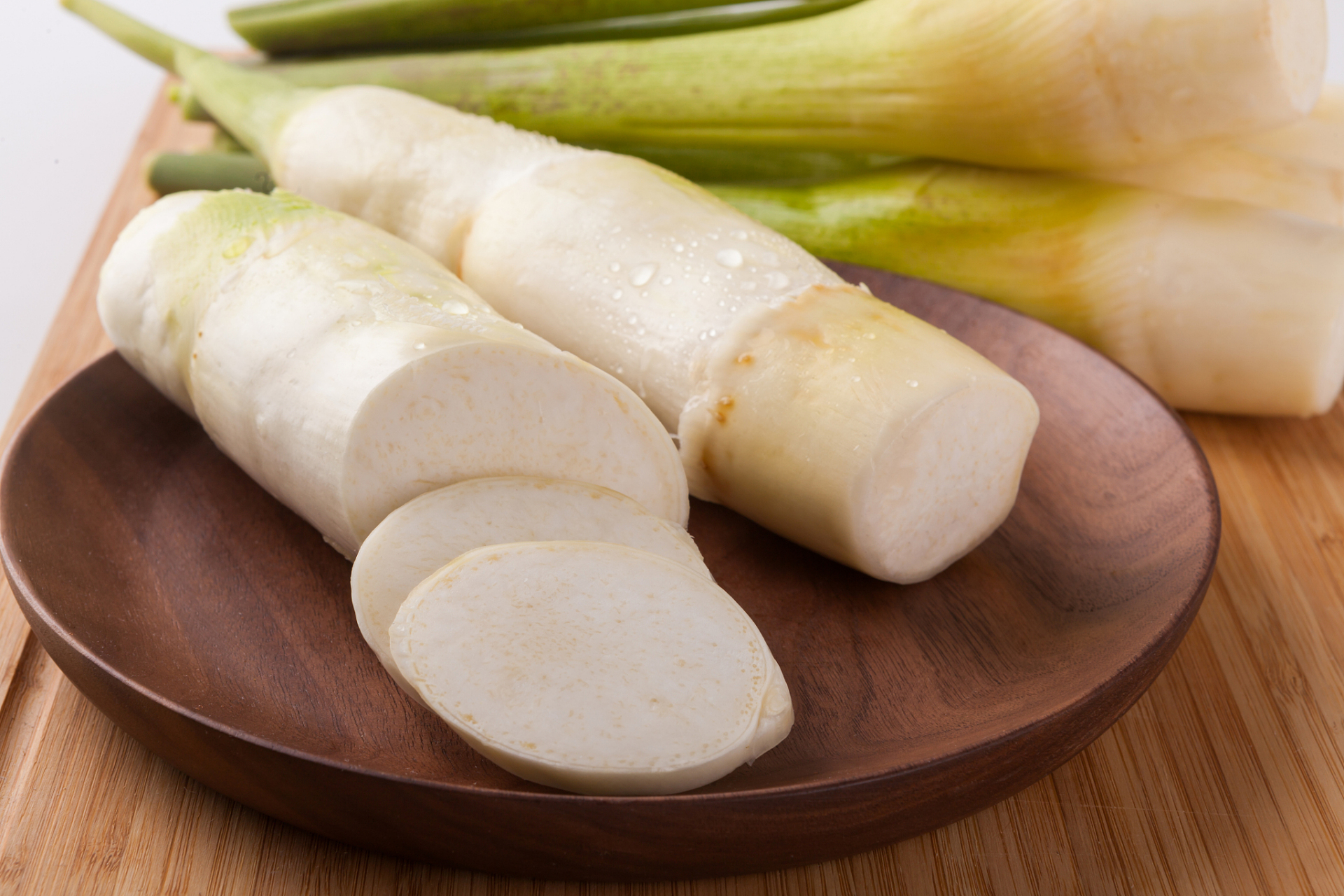 菰,茭白,又名高笋,是一种常见的水生植物,广泛分布于亚洲,欧洲和北