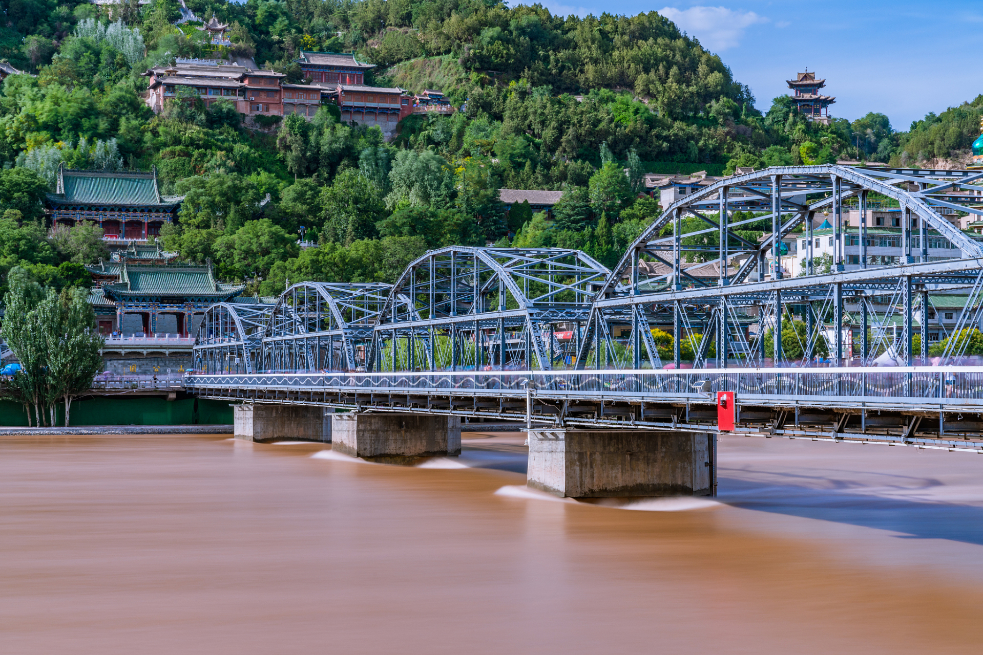 兰州拥有丰富的旅游资源,包括黄河风情线,五泉山公园,博物馆和民俗村