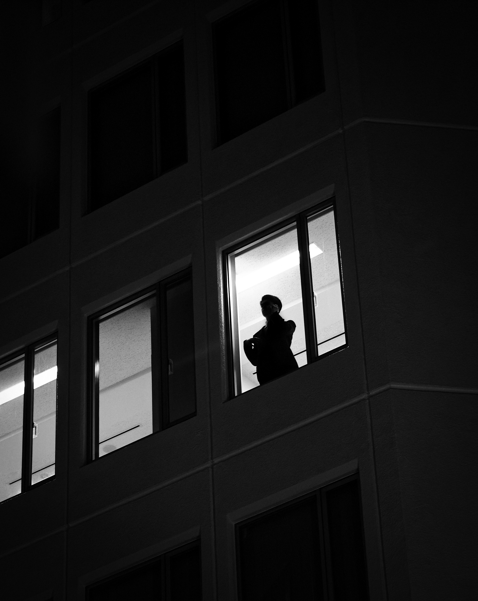 学生面对家庭变故,心急如焚,却源蚩  门口一个人身后无灯的图片窗户