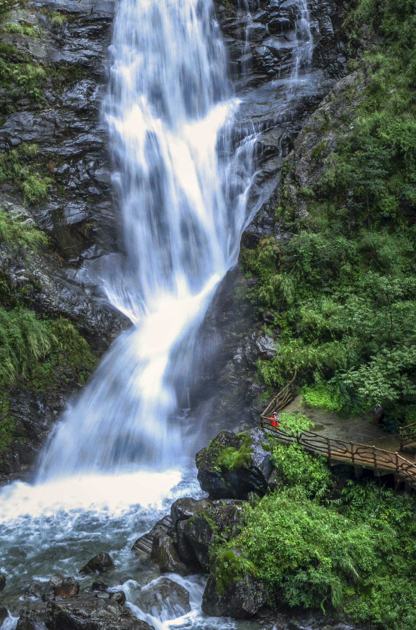 宣城的山间瀑布在夏日清凉如何?