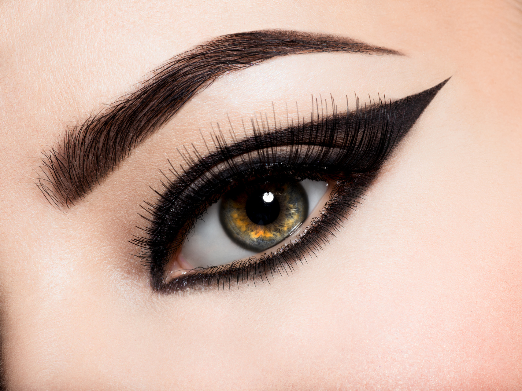 如果想要让眼部妆容更明显,下眼线用棕色或紫色的眼影淡淡晕开就可以