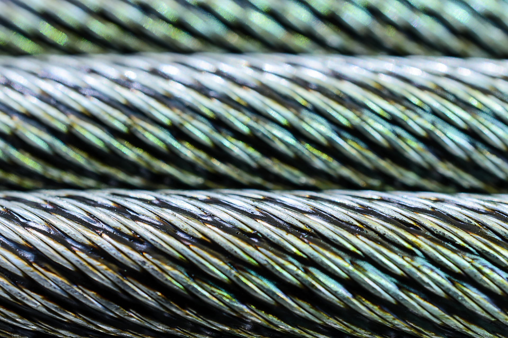 保养电梯钢丝绳需要注意以下几个方面: 1