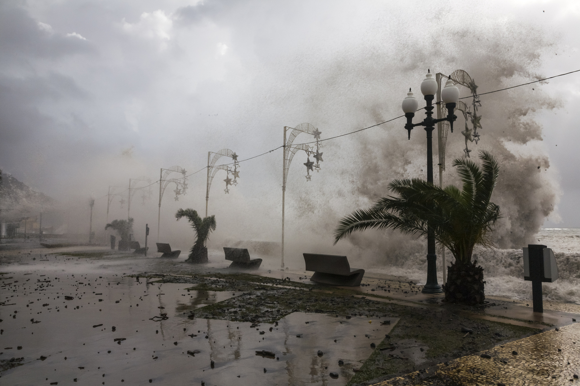 江苏盐城龙卷风致2死15伤#  在台风"杜苏芮"残余北上的影响下,河南 