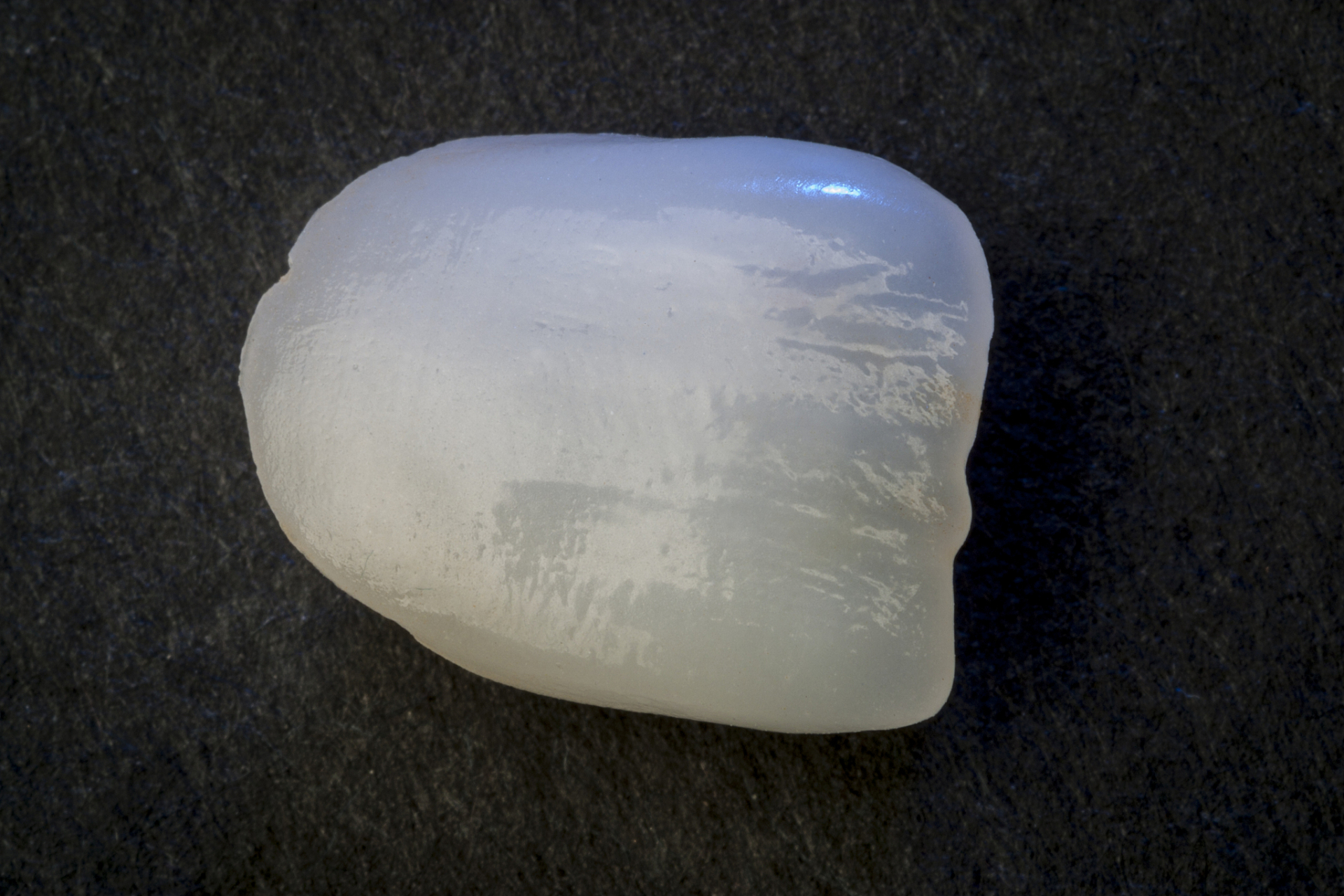 石英岩玉是美丽的玉石,常用于珠宝和装饰品制作.