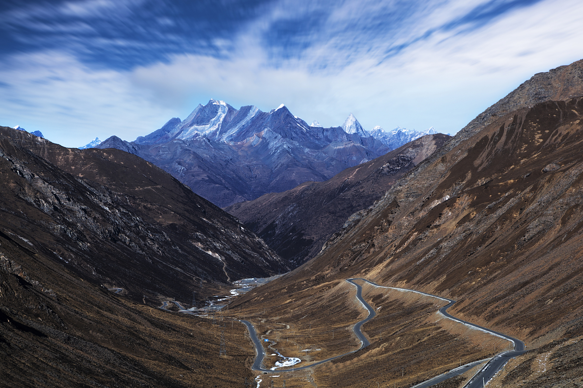 雅哈垭口,经过长达五六年的修建,如今已是焕然一新的景点.尽管目前仍