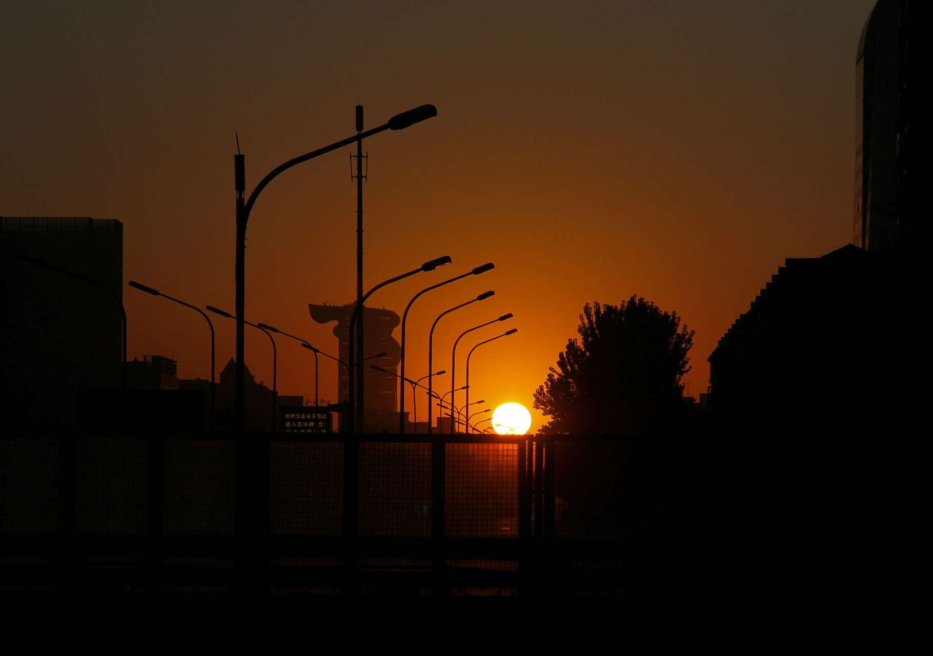 黄昏时分,街道被夕阳染上了一层金色.