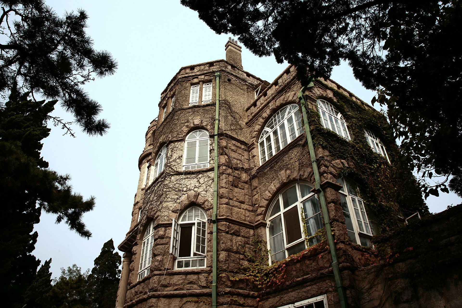 青岛花石楼是一座历史悠久,文化底蕴深厚的名胜古迹,我有幸在近日前往