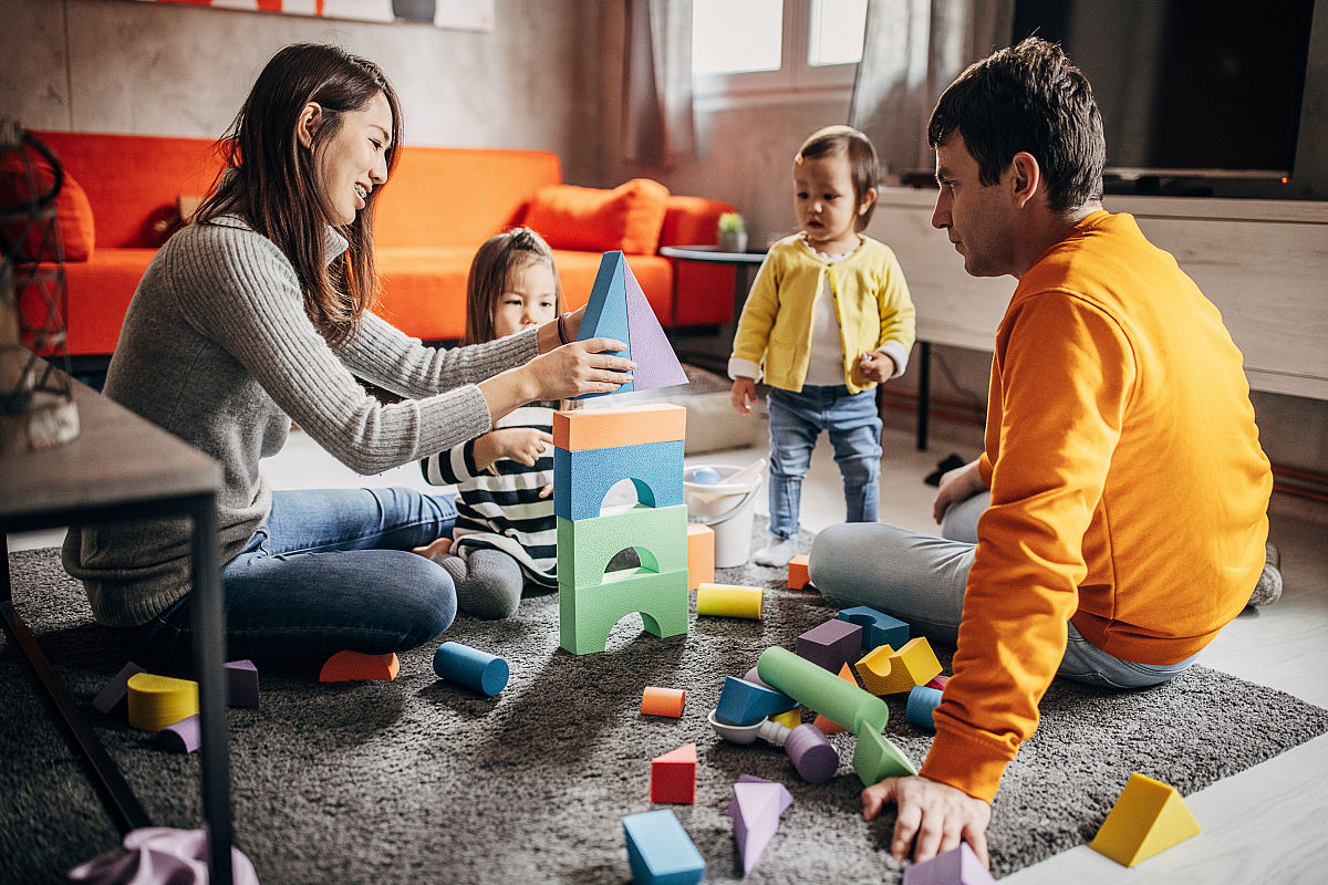 "今天和朋友们玩起了过家家,大人小孩齐上阵,厨房变乐园,笑声绕梁间.